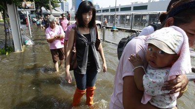 Бангкок постепенно уходит под воду