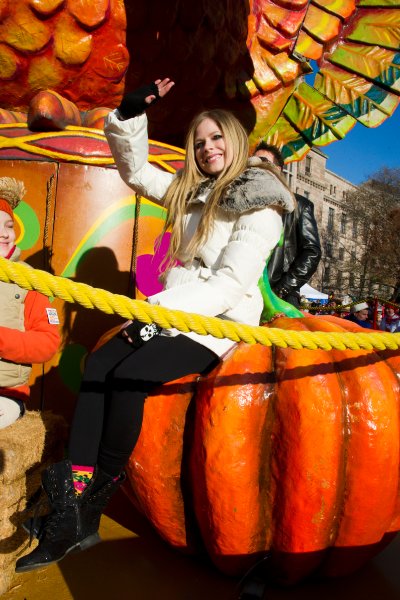 Певица Avril Lavigne на тыквенной карусели
