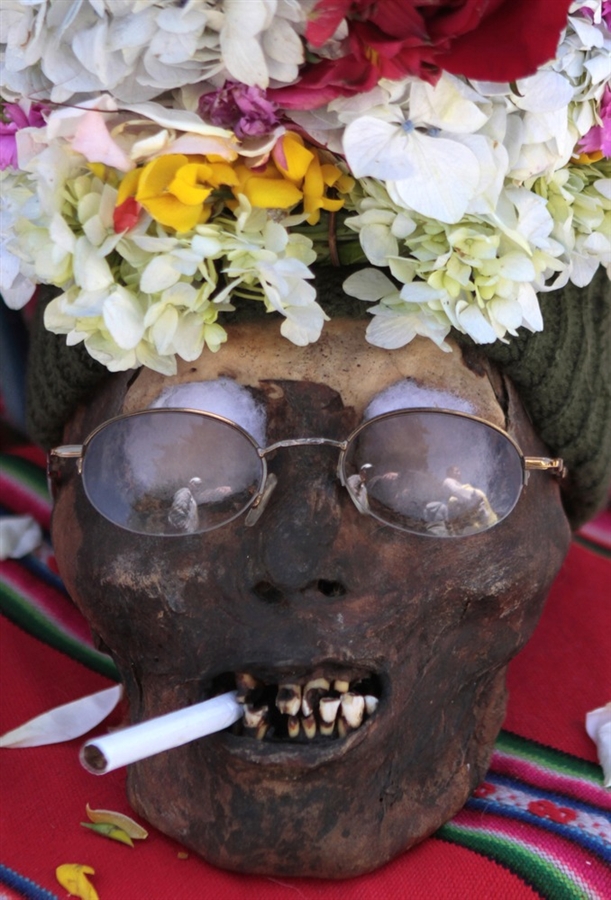 Украшение черепов родственников на кладбище в Ла-Пасе, 8 ноября
