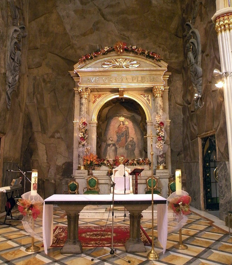 Икона Девы Марии, написанная на камне в Соборе Лас-Лахас