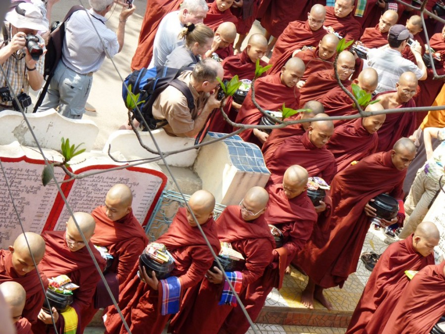 Туристы оккупируют монахов в монастыре Mahagandhayon