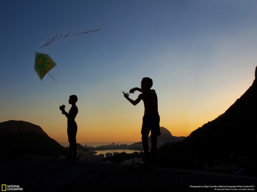 Поощрительный приз Felipe Carvalho, Дети запускают воздушных змеев в Рио-де-Жанейро
