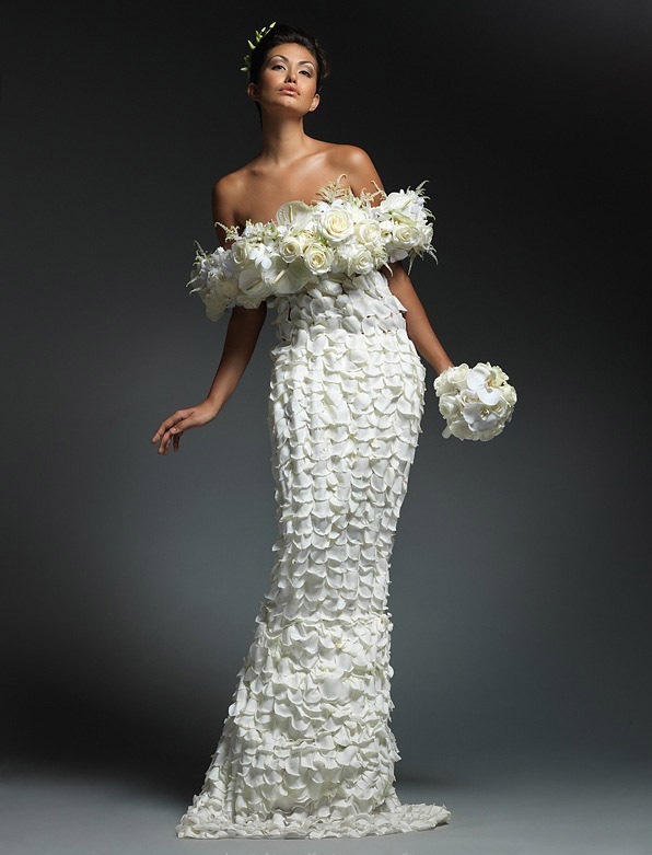 Свадебное платье из цветочных лепестков