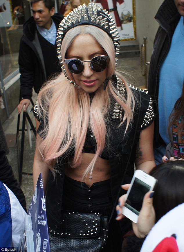 В Harajuku Леди Гага облачилась в куртку, отделанную шипами