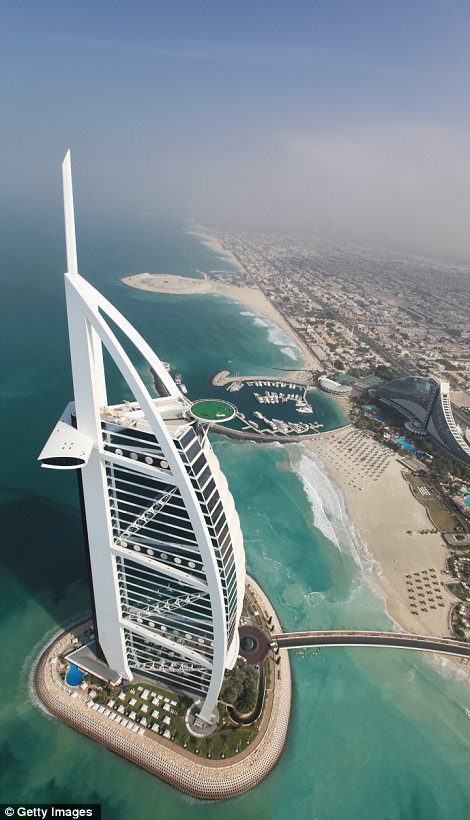 Рори Макилрой показал свое мастерство на вертолетной площадке Отеля Dubai's Burj Al Arab