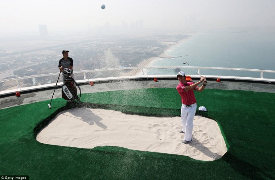 Рори Макилрой показал свое мастерство на вертолетной площадке Отеля Dubai's Burj Al Arab