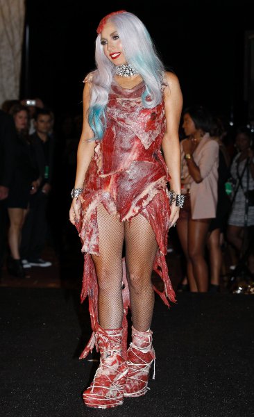 Леди Гага в платье из свежей говядины