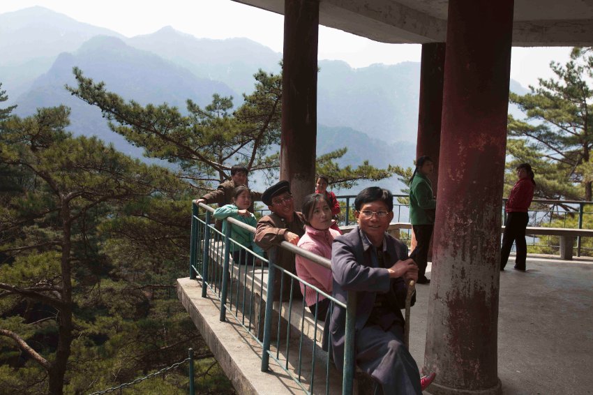 Северокорейские туристы на смотровой площадке