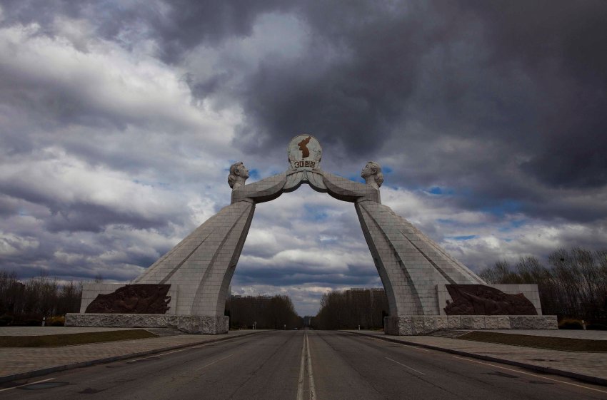 Статуя, символизирующая надежду на возможное воссоединение двух Корей, расположенная на шоссе в районе Пхеньяна