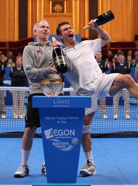 Легенды тенниса Джон Макинрой и Пэт Кэш празднуют победу в Лондоне