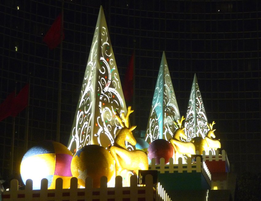 Рождественские деревья в Пекине смотрятся отлично рядом с золотыми оленями