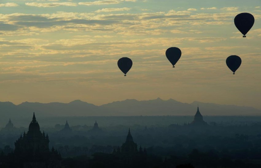 Воздушные шары над храмом области Баган