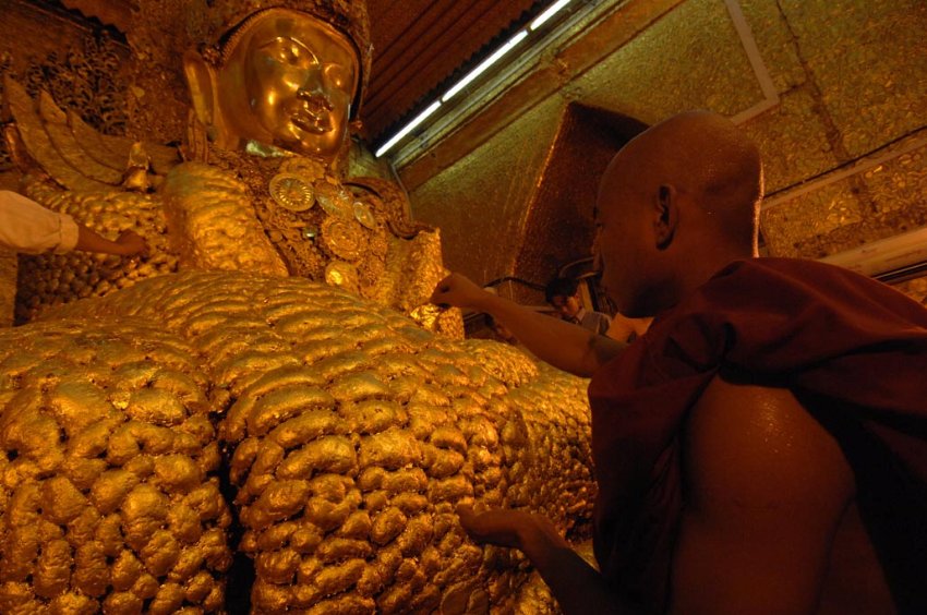 Золотой Будда в золотых одеждах
