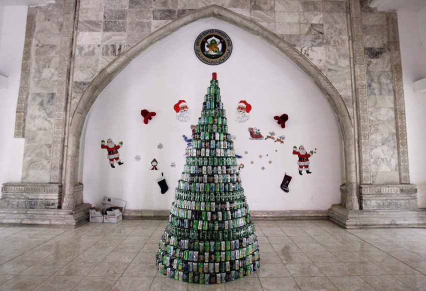Рождественская ель из упаковок в Администрации Багдада, Ирак