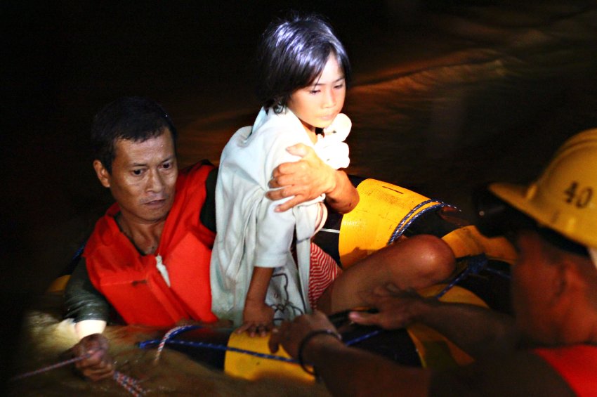 Спасение выживших на острове Минданао