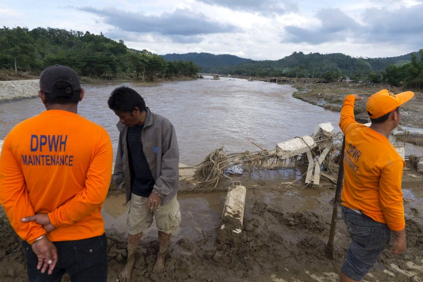 Разрушенный мост в Iligan, в городе погибло 75 человек