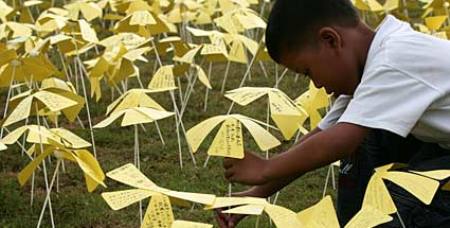 Бумажные цветы в память о жертвах цунами