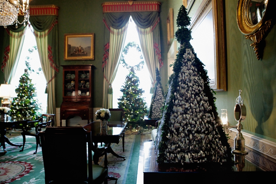 Зеленая комната Белого Дома украшена елями из переработанного алюминия