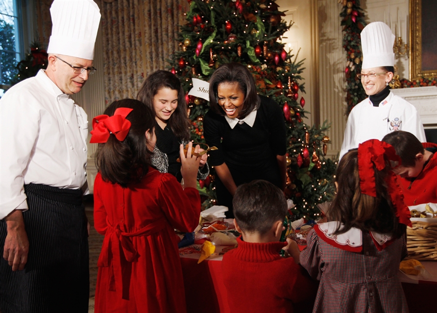Мишель Обама шеф-повар Билл помогают детям военнослужащих украшать печенье