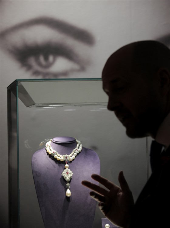 Ожерелье из жемчуга, рубинов и алмазов, 1 декабря на аукционе Кристис в Нью-Йорке