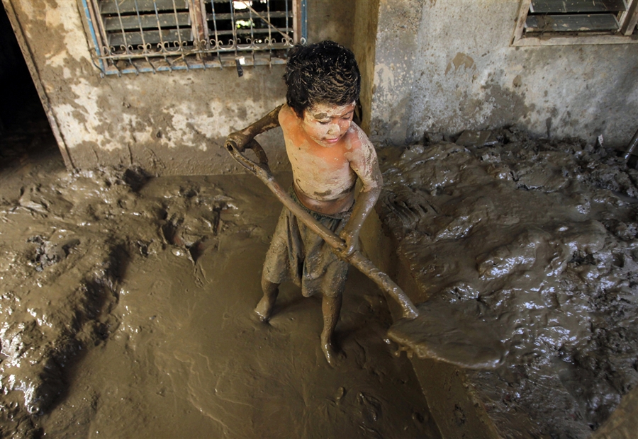 Ребенок вычищает грязь из дома