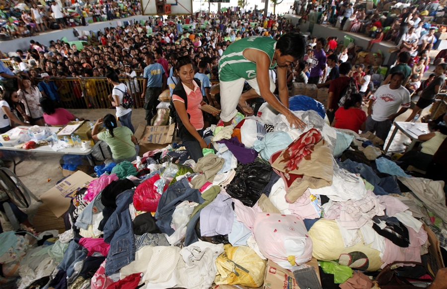 Раздача одежды в эвакуационном центре на острове Минданао 