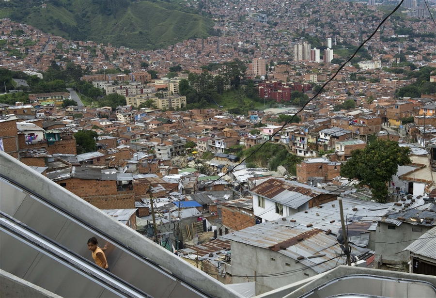 Эскалаторы в трущобах Боготы должны заменить 350 лестниц