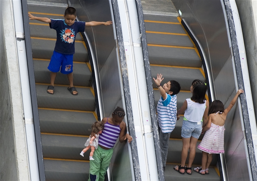 Дети катаются на эскалаторах в день открытия