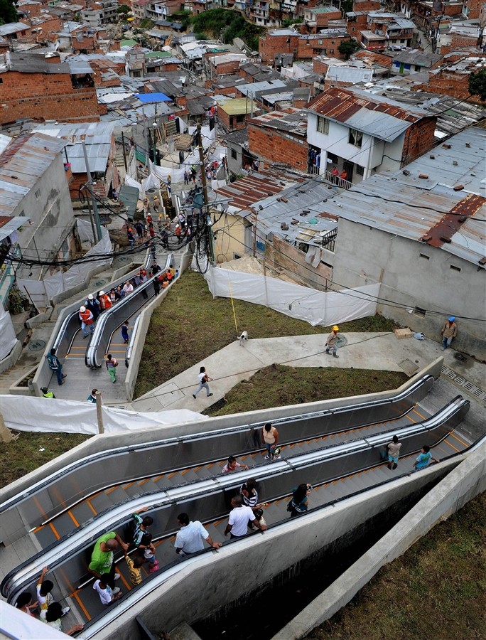 Эскалаторы в колумбийских трущобах