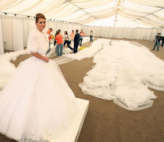 Длина шлейфа этого свадебного платья из Румынии составляет 1579 метров