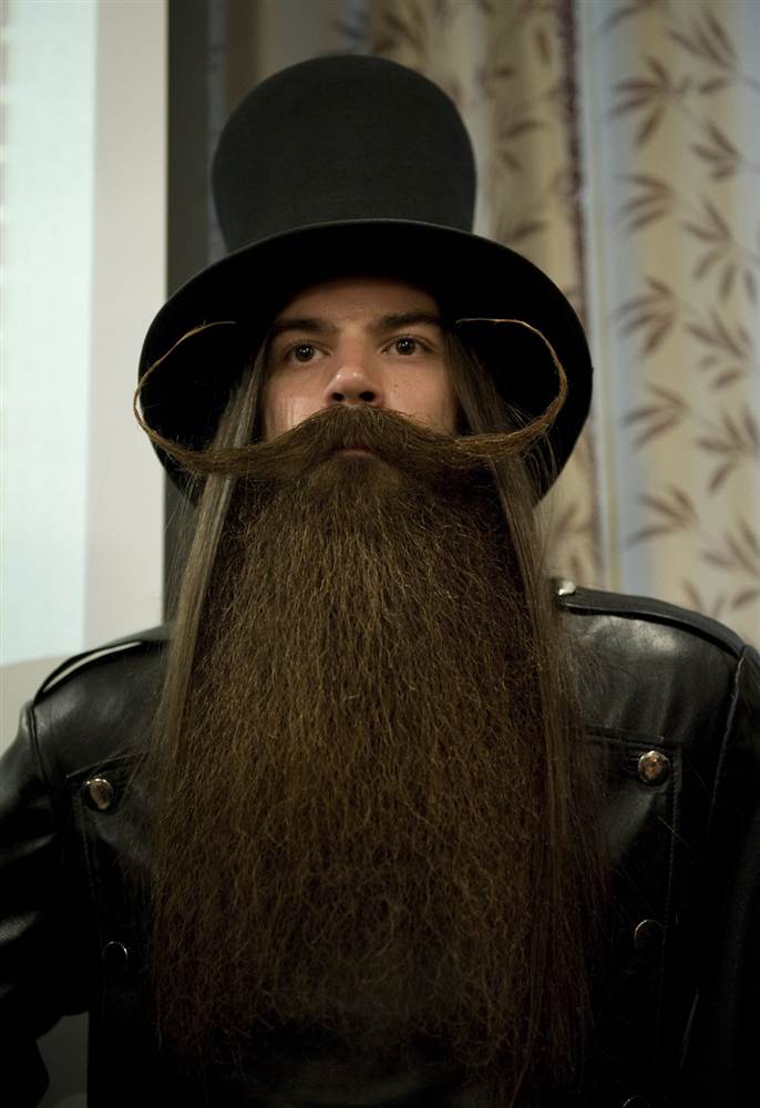 Берк Кенни из США взял приз за первое место Полноценная борода с природным стилем в категории Усач