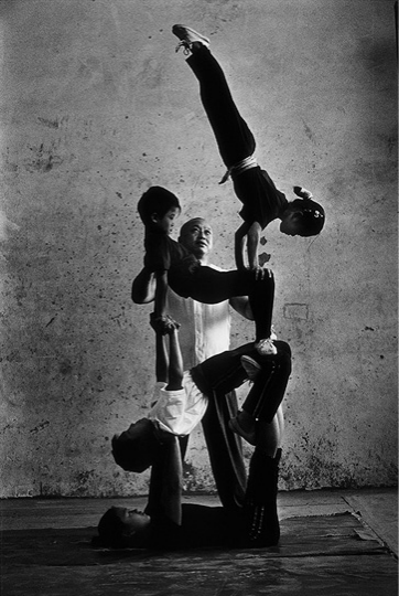 Уникальные спортивные тренировки йоги, кунг-фу, акробатики, плавания от фотографа Tomasz Gudzowaty