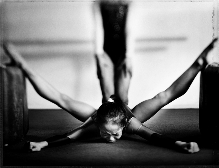 Уникальные спортивные тренировки йоги, кунг-фу, акробатики, плавания от фотографа Tomasz Gudzowaty