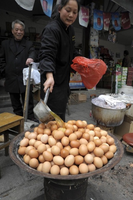 Яйца вареные в моче из Китая