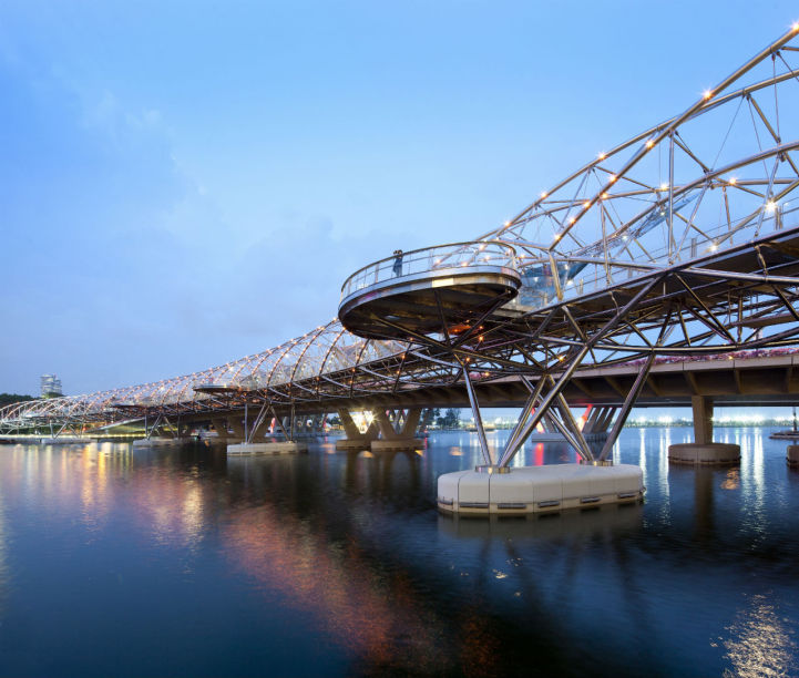 Двойной спиральный Helix мост в Сингапуре