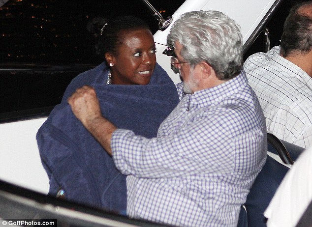 Джордж Лукас оборачивает свою подружку в полотенце на яхте Абрамовича