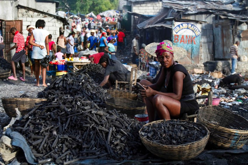 В надежде заработать немного денег: женщина продает уголь в столице Гаити Порт-о-Пренс