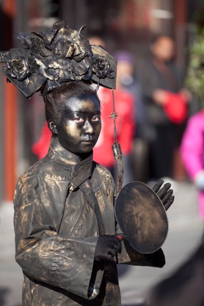 Женщина одета, как статуя в Пекине