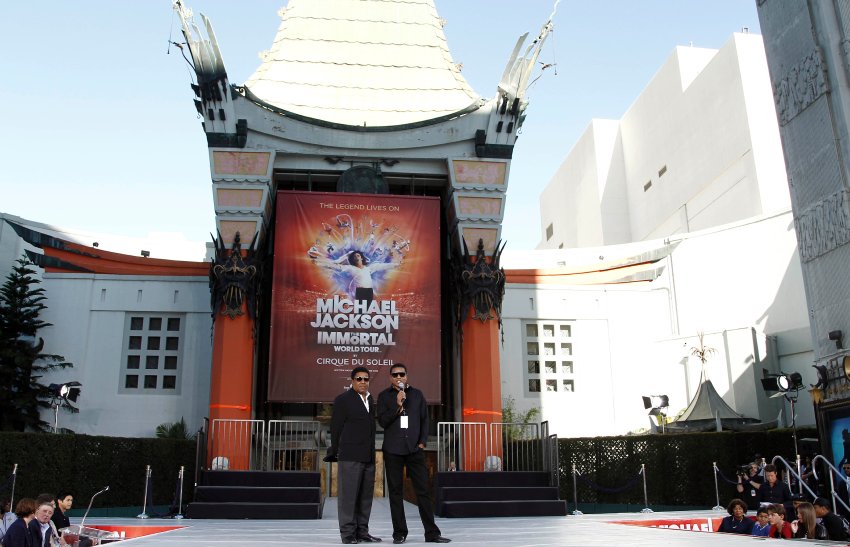 Tito Jackson и Jackie Jackson перед Китайским театром Grauman в Лос-Анджелесе
