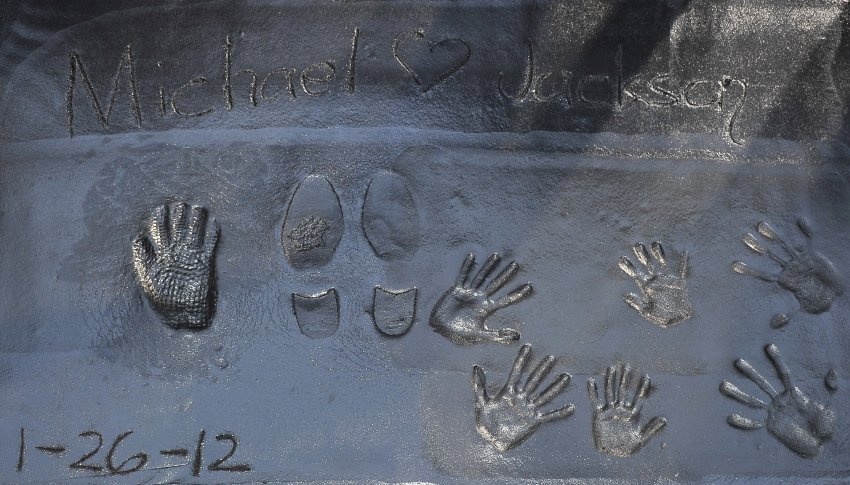 Отпечатки перчаток, и ботинок Джексона вместе с отпечатками рук его детей