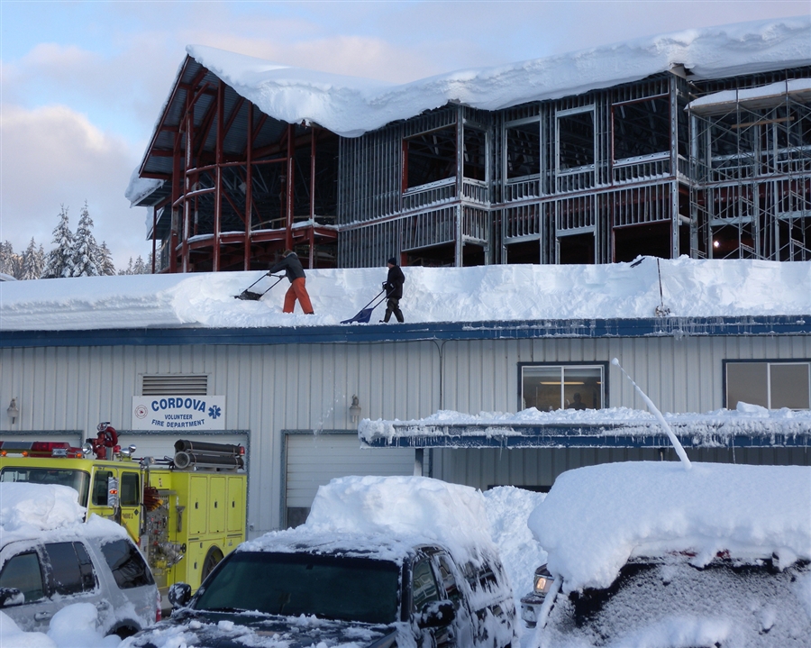 Добровольцы очищают крыши от снега