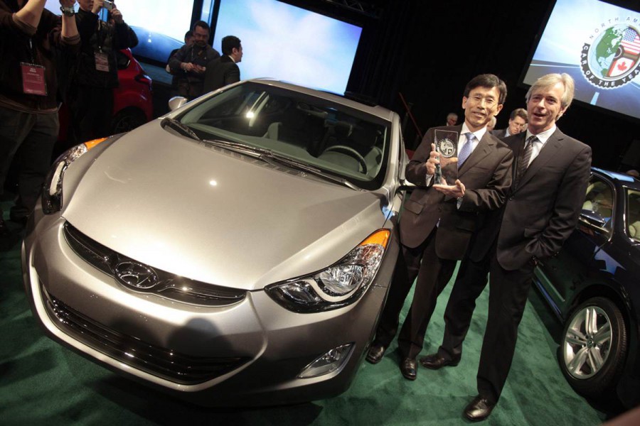 Hyundai Elantra получила награду - автомобиль года, его продажи за 2011 год увеличились на 20%