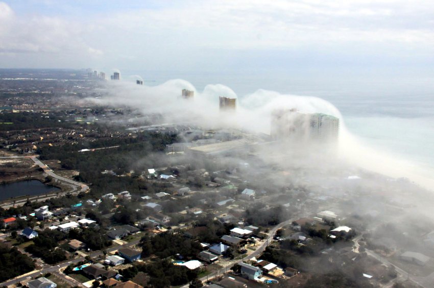 Туман начал накатываться на город волнами и в конце концов покрыл его полностью