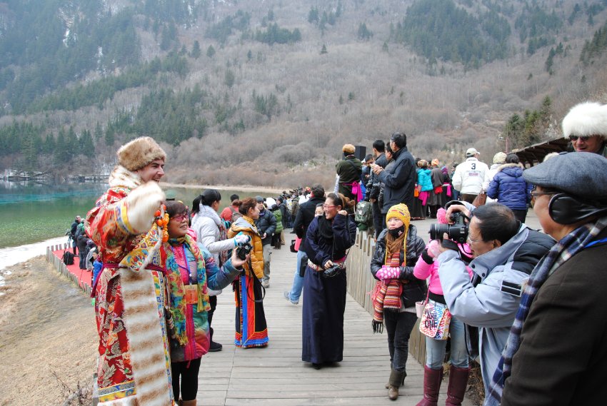 Китайские туристы мало обращают внимания на тибетскую культуру