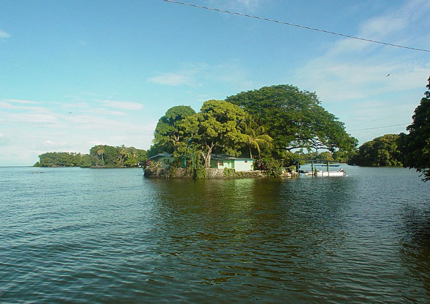 Резиденции богатых, на озере перед Гранадой лежит 400 небольших островов