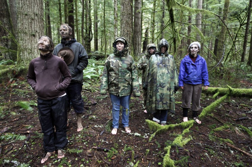 Участники анти-зомби учебного курса без обуви в лесу