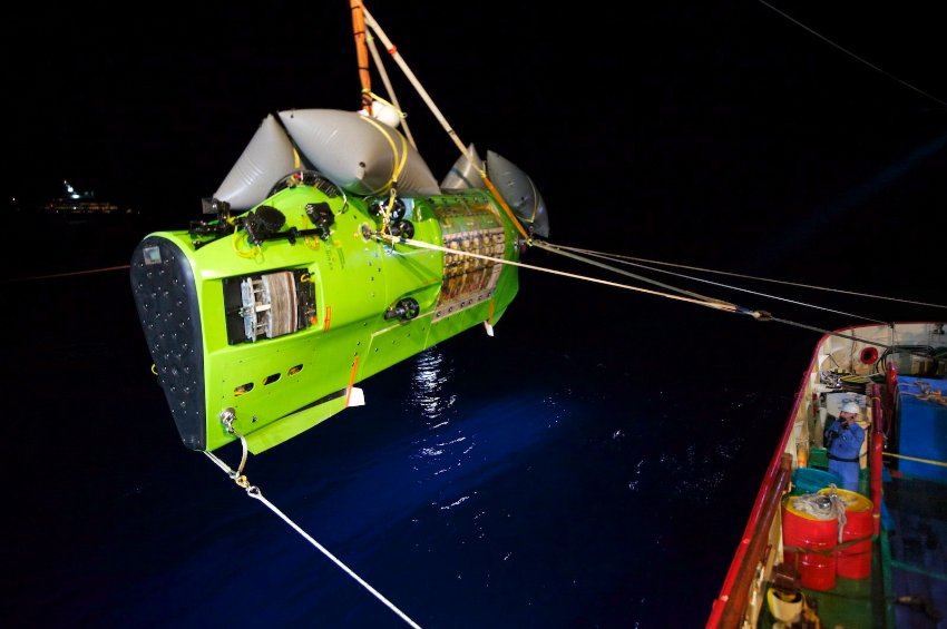Глубоководный аппарат с Джеймсом Кэмероном на борту опускается в Тихоокеанском регионе