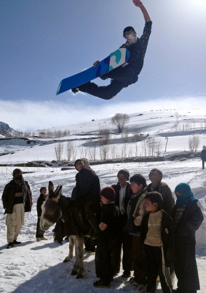 Удивленные афганцы смотрят на выступление сноубордиста Митча Аллана