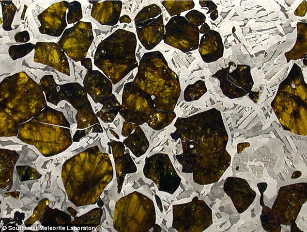Золотой оливин в метеорите