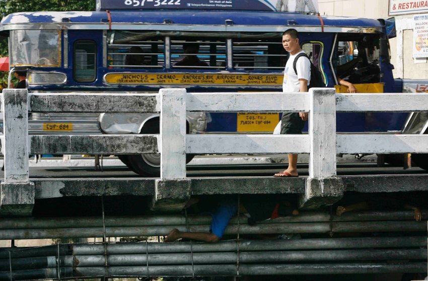 Бездомные спят под мостом в Маниле